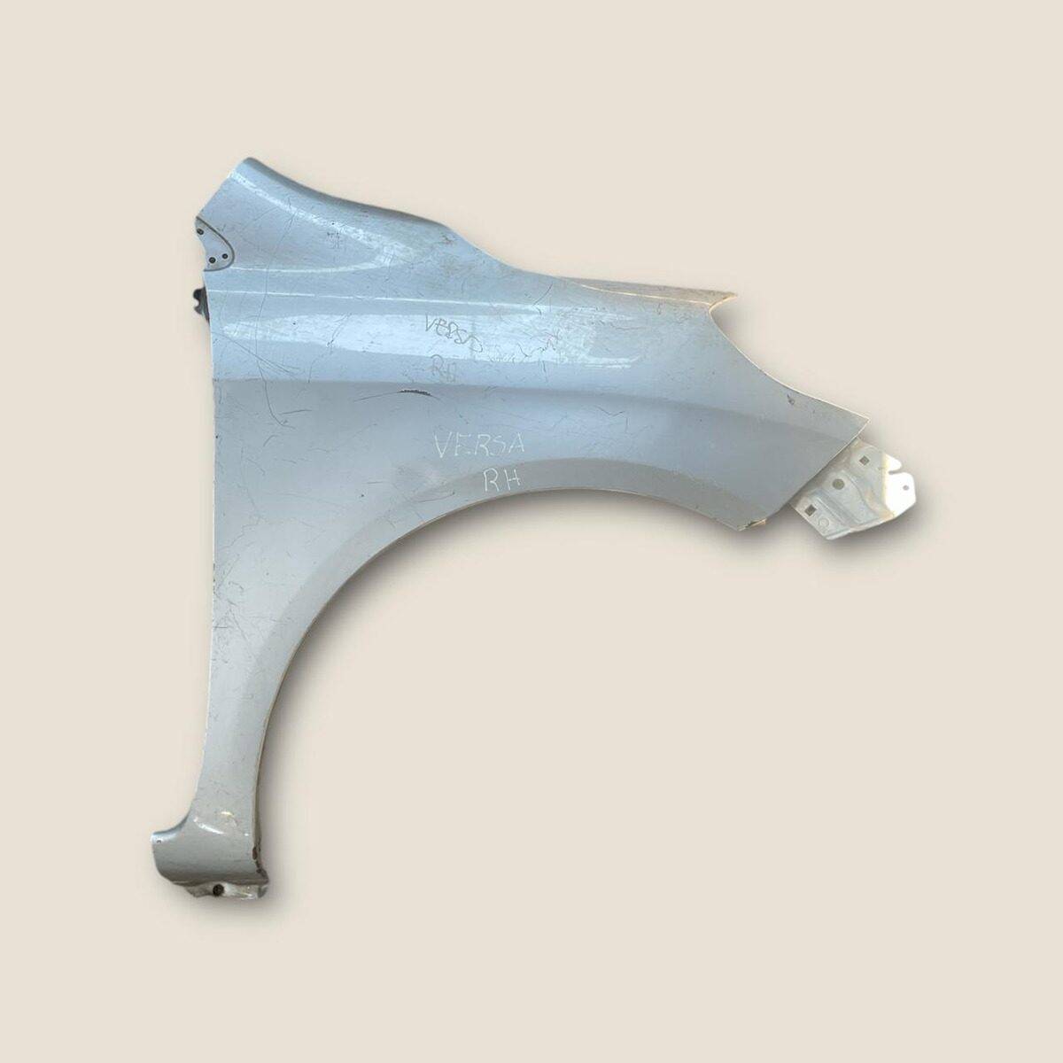 Tapabarro Derecho Nissan Versa